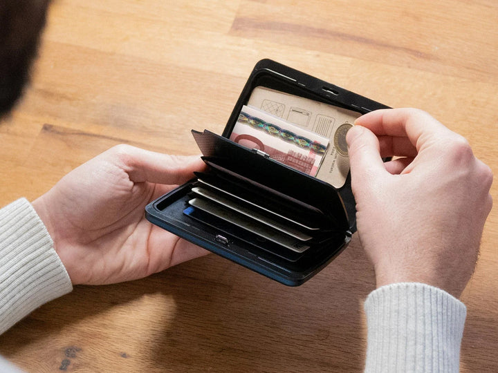 Ogon Smart Case V2 Large Carbon Fiber, open lifestyle