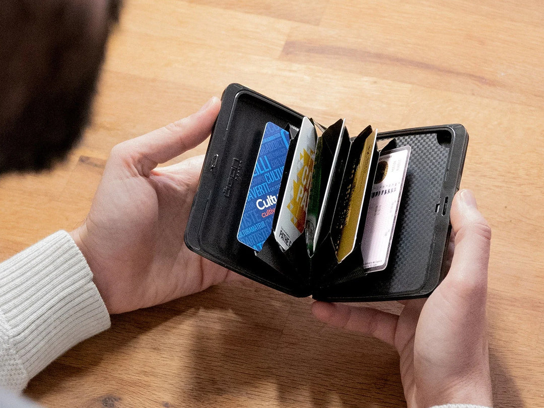 Ogon Smart Case V2 Large Carbon Fiber, open lifestyle